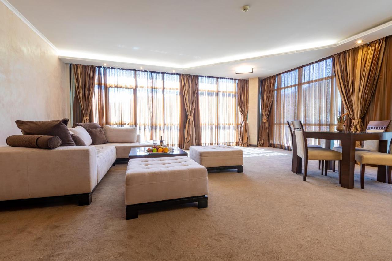 Spa Hotel Persenk Devin Exterior foto A living room with carpet flooring