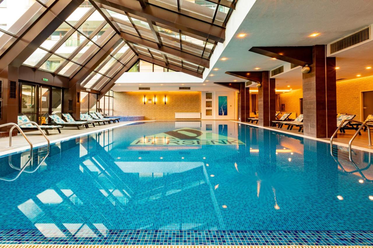 Spa Hotel Persenk Devin Exterior foto The swimming pool at the hotel
