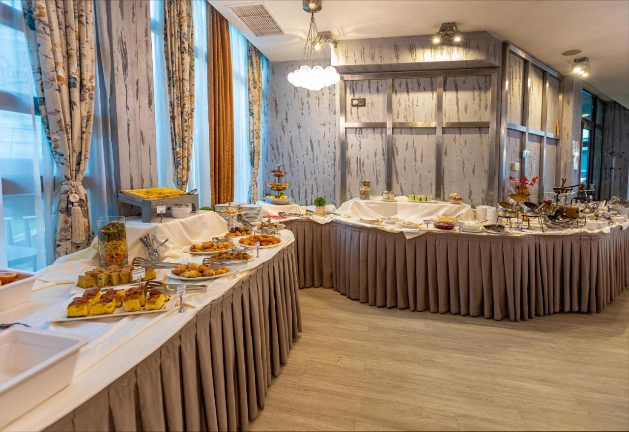 Spa Hotel Persenk Devin Exterior foto A buffet at a hotel