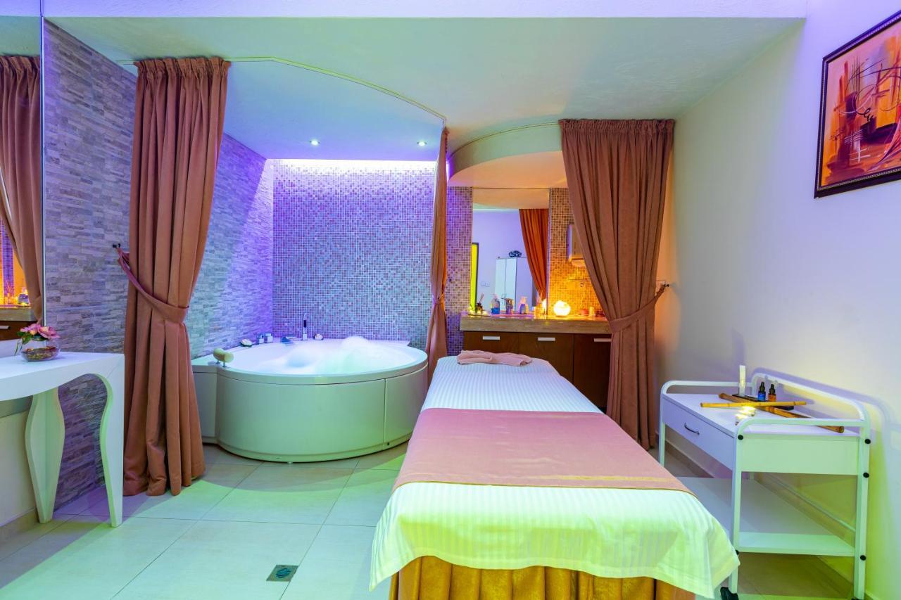 Spa Hotel Persenk Devin Exterior foto A spa treatment room