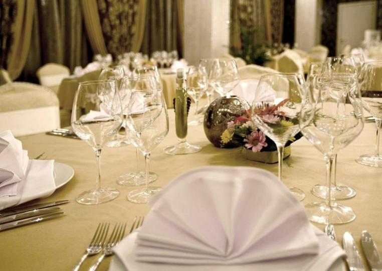 Spa Hotel Persenk Devin Exterior foto A table set for a formal dinner