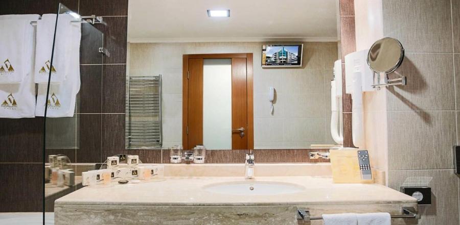 Spa Hotel Persenk Devin Quarto foto Bathroom mirror