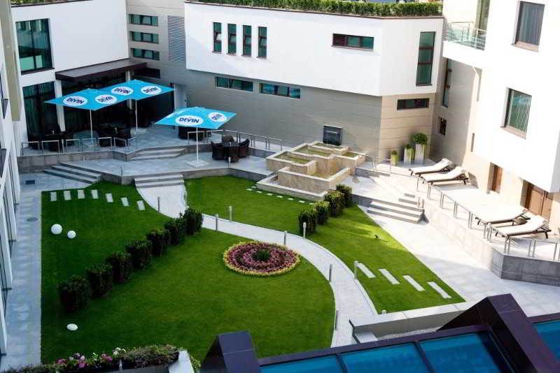 Spa Hotel Persenk Devin Exterior foto The hotel's courtyard