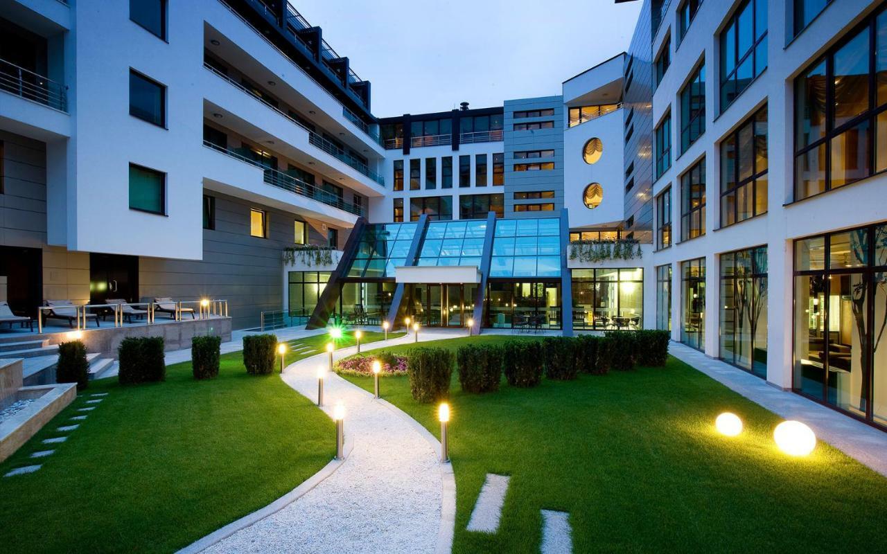 Spa Hotel Persenk Devin Exterior foto The hotel's courtyard